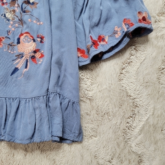 ✨️CL AltardState Stitch Embroidered Floral Design Blue Off Shoulder Ruffle Top S - Picture 5 of 11